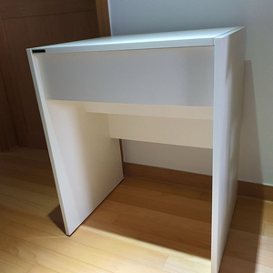 한샘 리즈 미니 화장대 화장 거울 리바트 까사미아 까레클린트 카레클린트 흰색이고, 거울이 달려있어 편리합니다수납 공