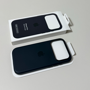 아이폰 17 프로 정품 실리콘케이스 블랙 팝니다