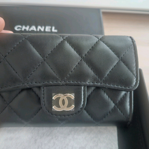 샤넬 클래식 카드지갑 램스킨 은장