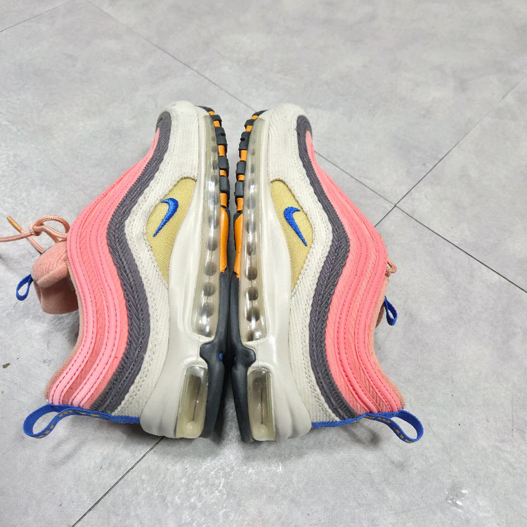 나이키 에어 맥스97 코듀로이 핑크 270 이미지