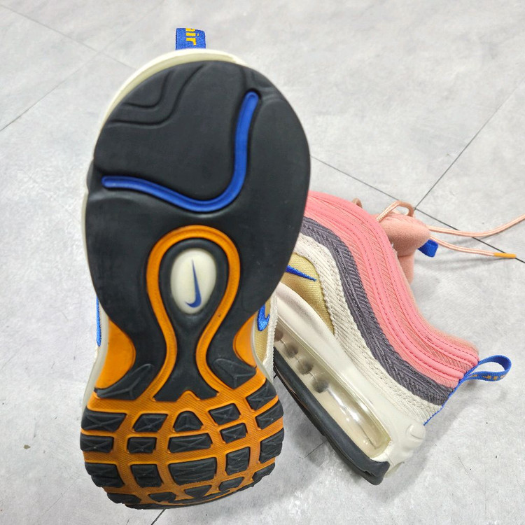 나이키 에어 맥스97 코듀로이 핑크 270 이미지