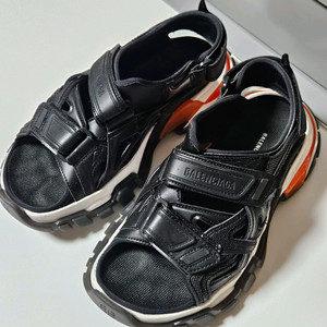 발렌시아가 트랙 샌들