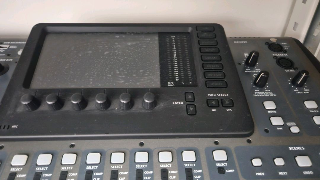 베링거 X32 디지털 믹서--1