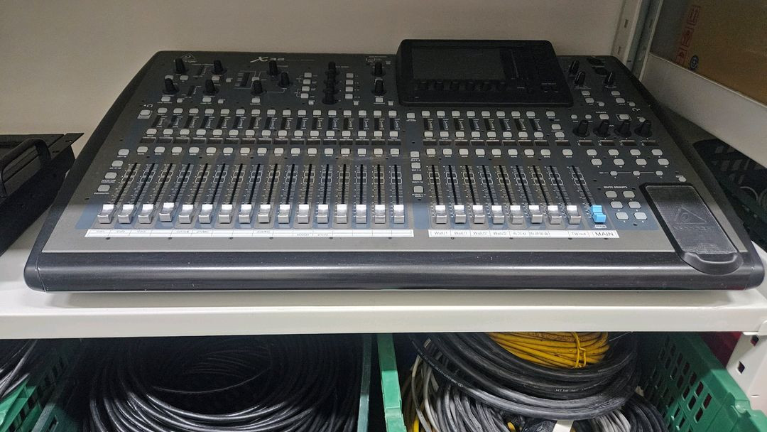 베링거 X32 디지털 믹서--2