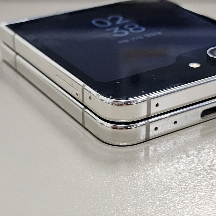 *12만* 갤럭시 Z플립5 화이트 256기가 기능정상 가성비폰 판매합니다--1