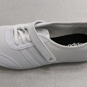 아디다스 디오나 화이트 2.0 size 245 입니다. HQ1678