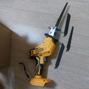 디월트 무선 직쏘 전기톱 배터리.미포함 미사용 새상품 입니다