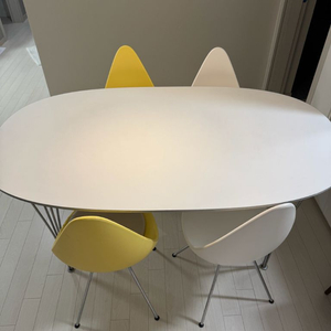 프리츠한센 슈퍼엘립티컬 테이블, 드롭체어 4개