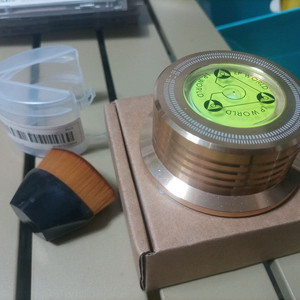 LP 턴테이블 레벨 스태빌라이져와 엘피 먼지털이용 미니브러쉬입니다