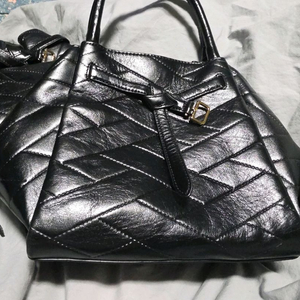 닥스 칼라일샤인 블랙 가죽 스티치 토트백