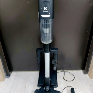 일렉트로룩스 얼티밋홈 900 무선청소기 efp91813 작동잘됩니다