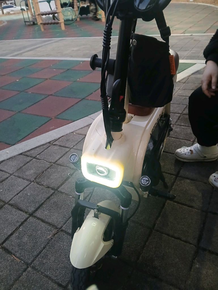 강아지와 아이와 함께 즐길수있는 모토벨로 전기스쿠터 팝니다 키로수6백키때 입니다 부스터파워 기능탑재 이미지