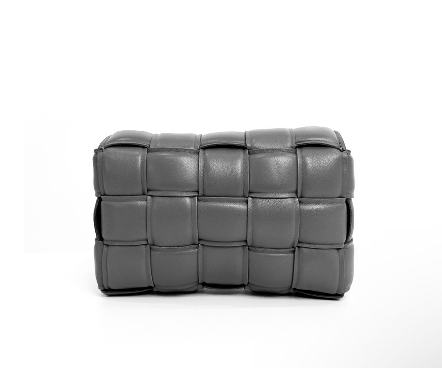 보테가베네타 패디드 레더 크로스백 카세트백 스몰 그레이--2