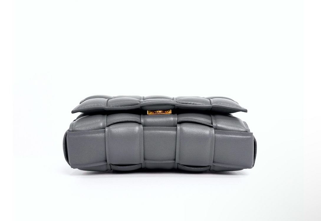 보테가베네타 패디드 레더 크로스백 카세트백 스몰 그레이--4