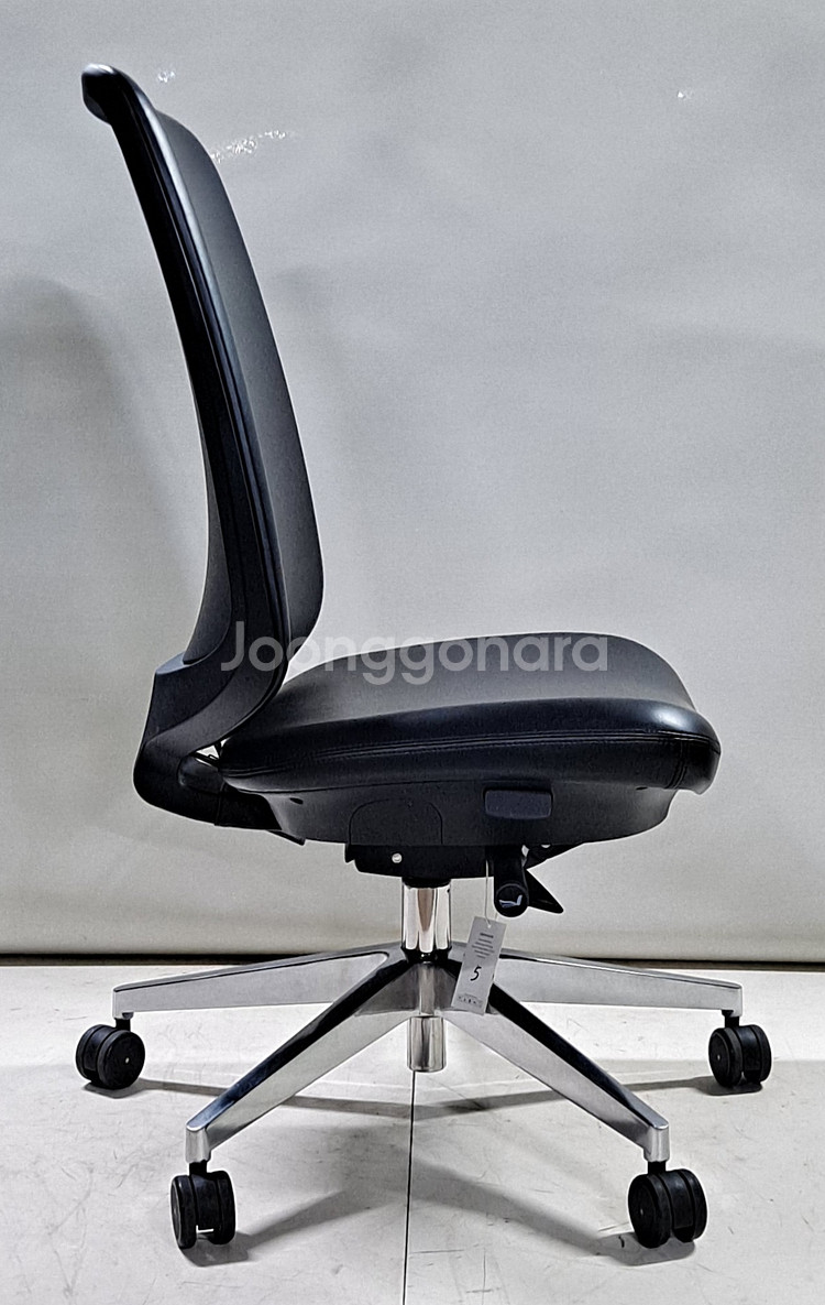 허먼밀러 베루스 가죽 의자--1