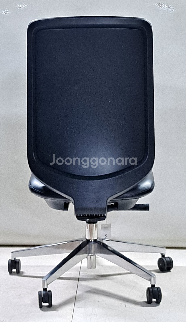 허먼밀러 베루스 가죽 의자--2