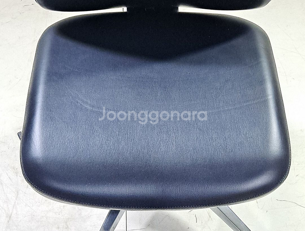 허먼밀러 베루스 가죽 의자--5