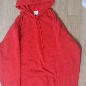 붉은색 후드티 2개와 회색 모직 여성바지