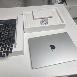 2024 맥북 프로 14인치 M3 싸게 팝니다 (풀박,A급,사이클수11회)