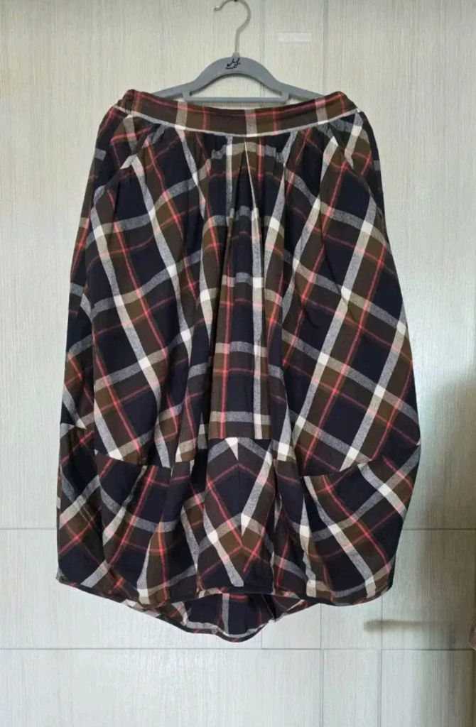 프리~보통 77) 써스데이아일랜드 뒷밴딩 항아리형 면 롱 스커트--1