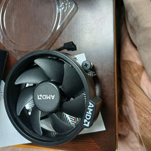 AMD RYZEN. TM 5 5600 사진 잘봐주세요. 쿨러인듯합니다 CPU는 없습니다 아시는분. 구매하세요 이미지