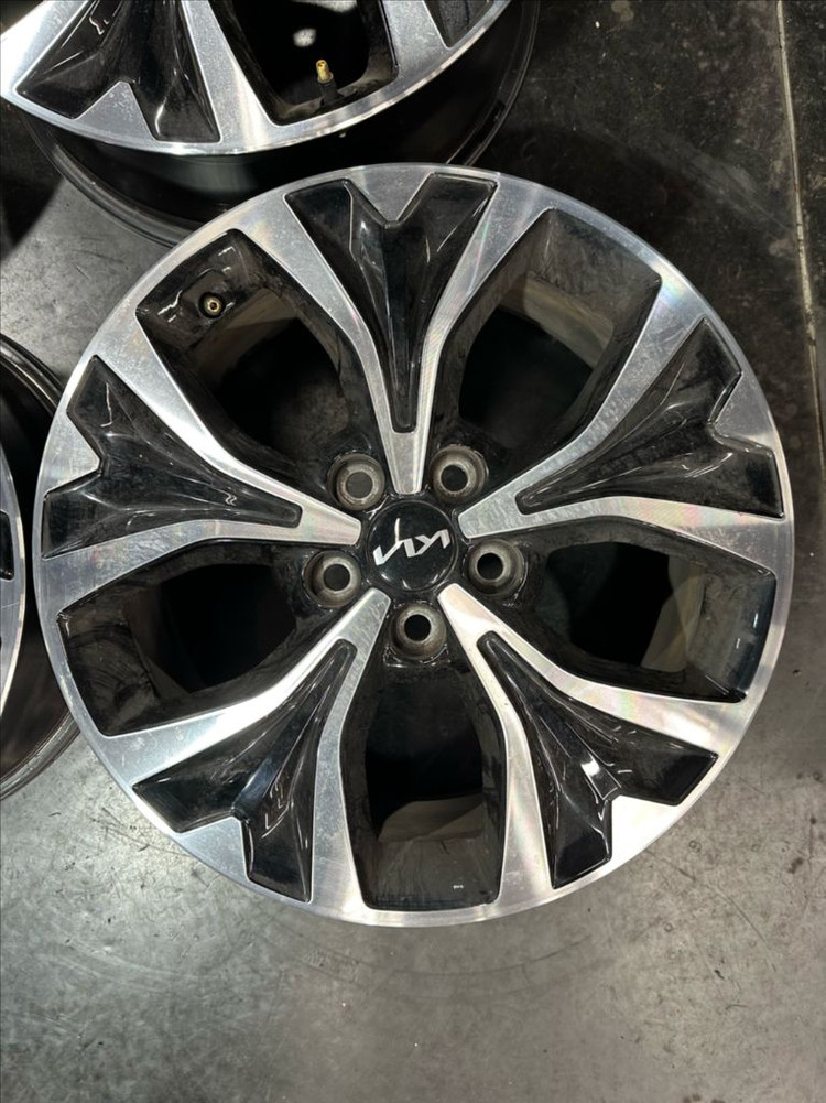 카니발 ka4 18인치 휠 한대분--2