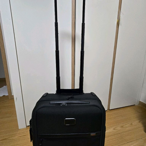 Tumi alpha 3 compact 4 wheel brief 팝니다.