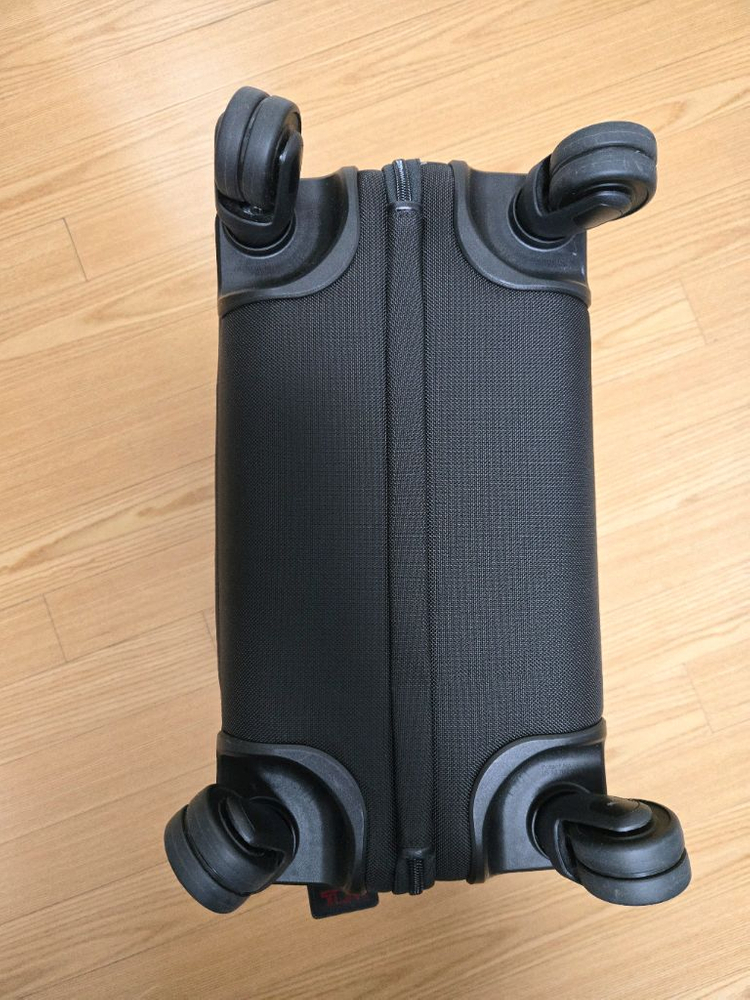 Tumi alpha 3 compact 4 wheel brief 팝니다.--3