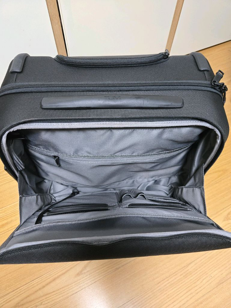 Tumi alpha 3 compact 4 wheel brief 팝니다.--4