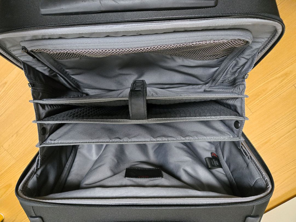 Tumi alpha 3 compact 4 wheel brief 팝니다.--5