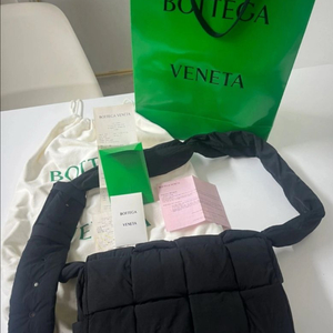 보테가 베네타 패딩 테크 카세트백 블랙