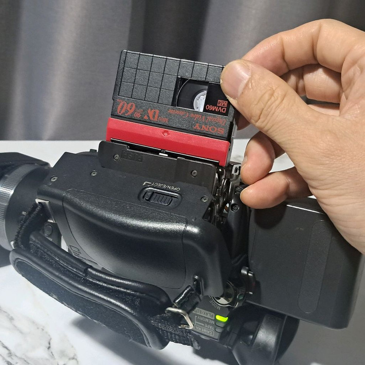 소니 HDV 핸디캠 HVR-A1N 미니DV 방송용 카메라 이미지