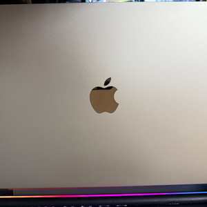 맥북에어 M2 15인치 스타라이트 색상 판매합니다.