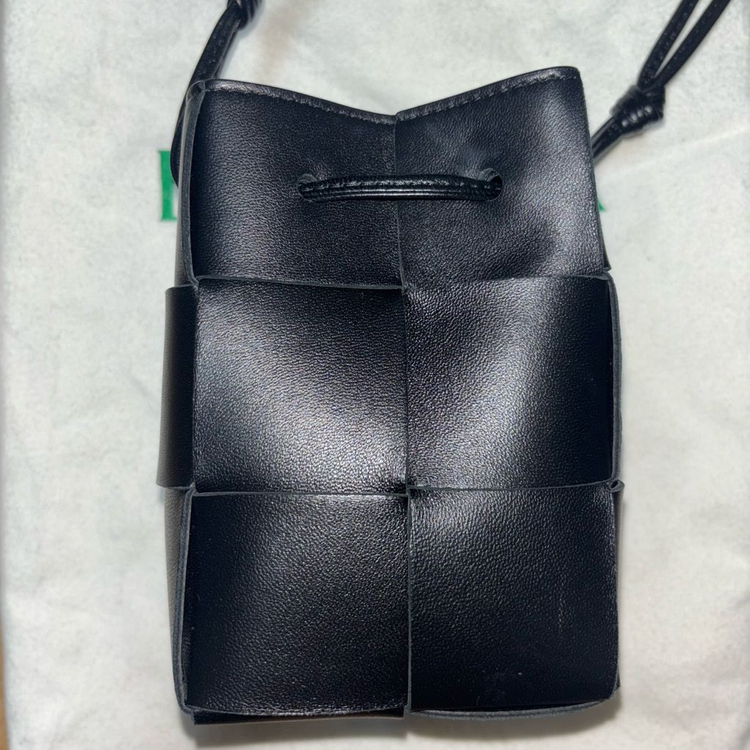 최종 가격내림) 보테가 베네타 미니 레더 카세트 버킷백 블랙--1