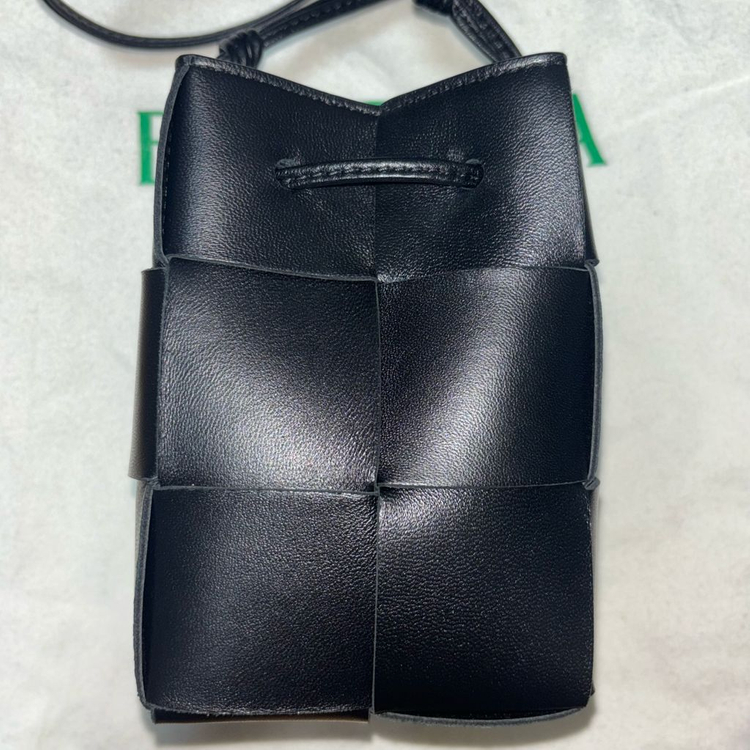 최종 가격내림) 보테가 베네타 미니 레더 카세트 버킷백 블랙--2