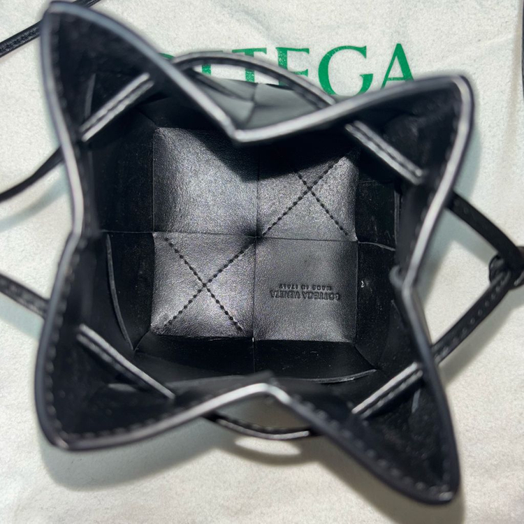 최종 가격내림) 보테가 베네타 미니 레더 카세트 버킷백 블랙--4