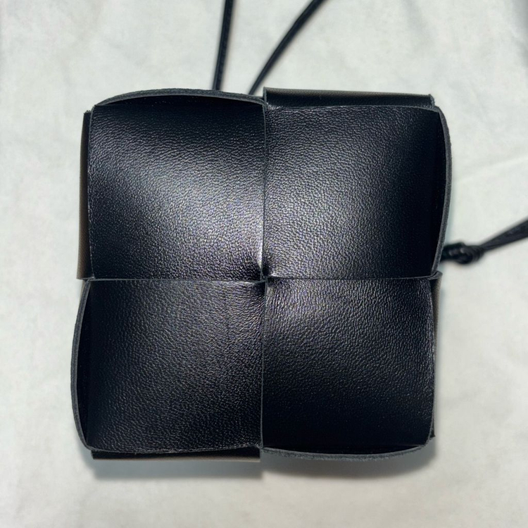 최종 가격내림) 보테가 베네타 미니 레더 카세트 버킷백 블랙--5