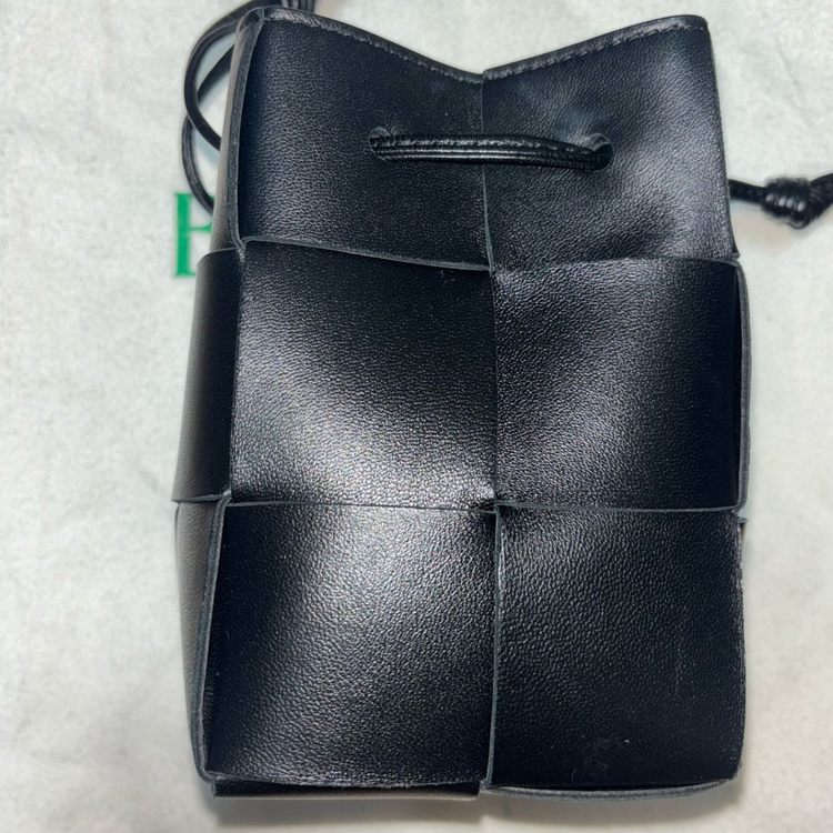 최종 가격내림) 보테가 베네타 미니 레더 카세트 버킷백 블랙--6