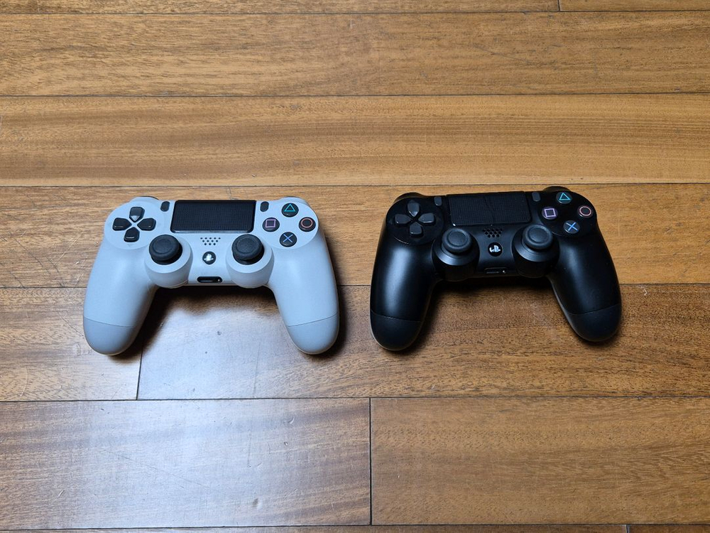 PS4 PRO 1TB + 듀얼쇼크4 컨트롤러 2개 + 게임 10개--2