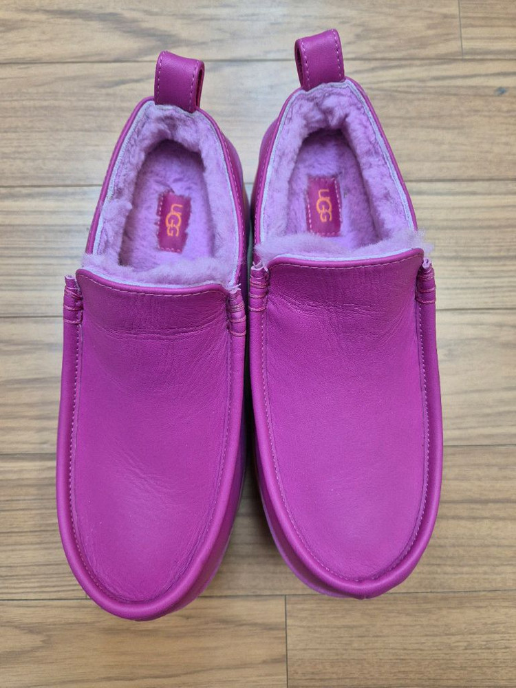 UGG의 핫핑크 모카신입니다- 사이즈는 USW 7, UK 5, EU 38, Japan 240입니다- 독특한 레인보우 이미지