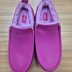 UGG의 핫핑크 모카신입니다- 사이즈는 USW 7, UK 5, EU 38, Japan 240입니다- 독특한 레인보우 이미지