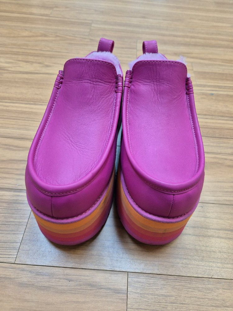 UGG의 핫핑크 모카신입니다- 사이즈는 USW 7, UK 5, EU 38, Japan 240입니다- 독특한 레인보우 이미지