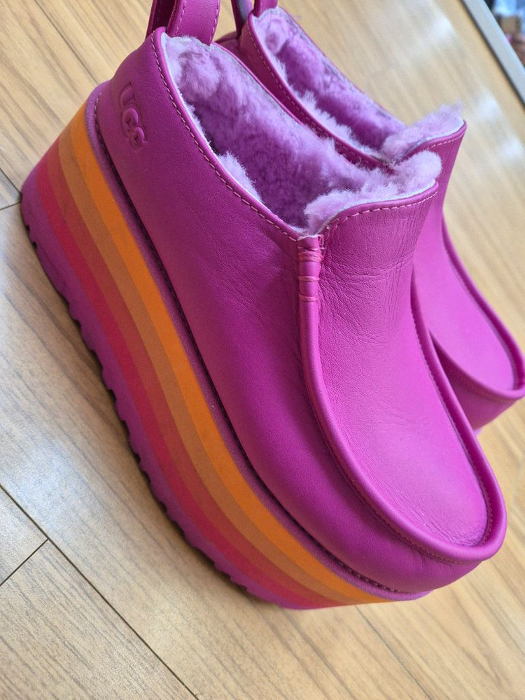 UGG의 핫핑크 모카신입니다- 사이즈는 USW 7, UK 5, EU 38, Japan 240입니다- 독특한 레인보우 이미지