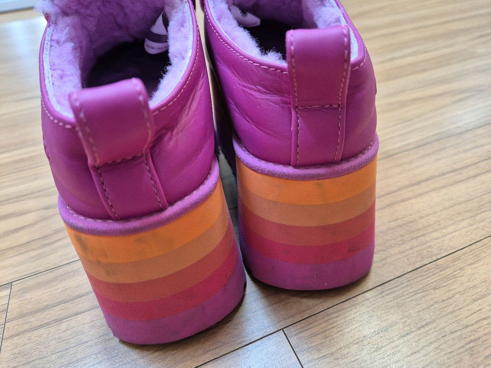 UGG의 핫핑크 모카신입니다- 사이즈는 USW 7, UK 5, EU 38, Japan 240입니다- 독특한 레인보우 이미지