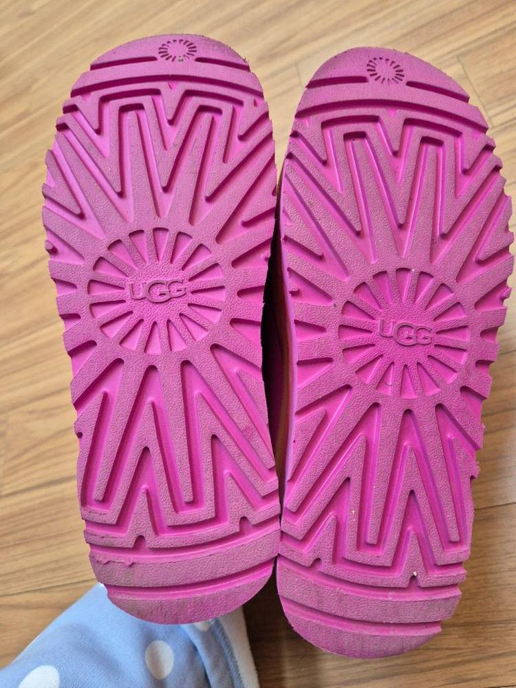 UGG의 핫핑크 모카신입니다- 사이즈는 USW 7, UK 5, EU 38, Japan 240입니다- 독특한 레인보우 이미지