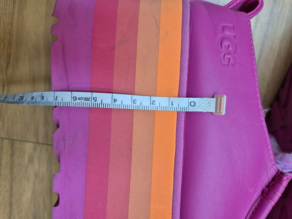 UGG의 핫핑크 모카신입니다- 사이즈는 USW 7, UK 5, EU 38, Japan 240입니다- 독특한 레인보우 이미지