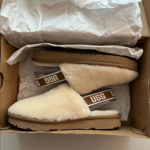 UGG 플러프예 클로그 235 새상품 팝니다.