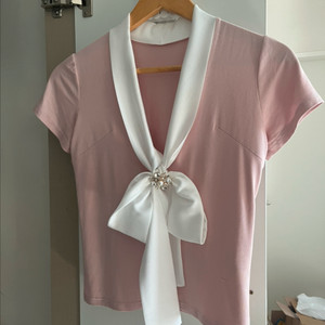 (새상품)수입의류 큐빅 브로치 니트 블라우스 핑크