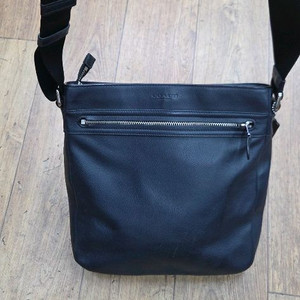 코치 남성 크로스백 이미지