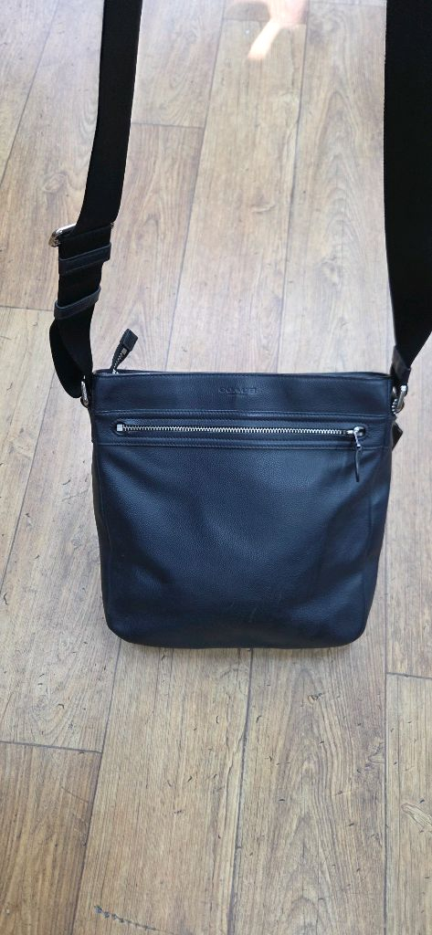 코치 남성 크로스백 이미지